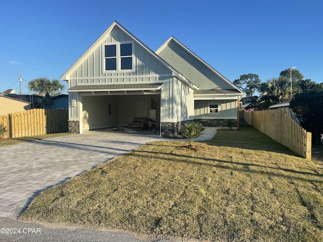 view of front of home with a front lawn and a carport