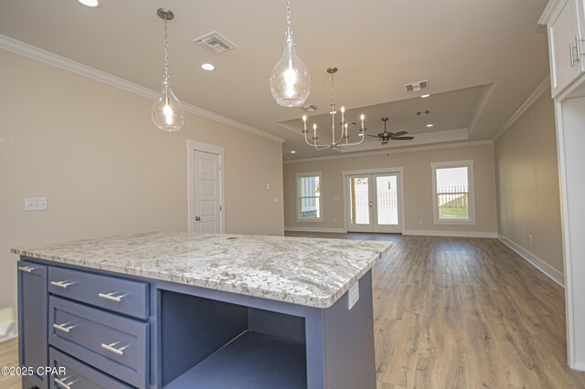 empty room featuring ceiling fan, dark wood-type flooring, and ornamental molding