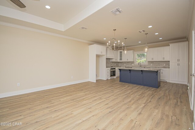 unfurnished room with crown molding, ceiling fan, and dark wood-type flooring