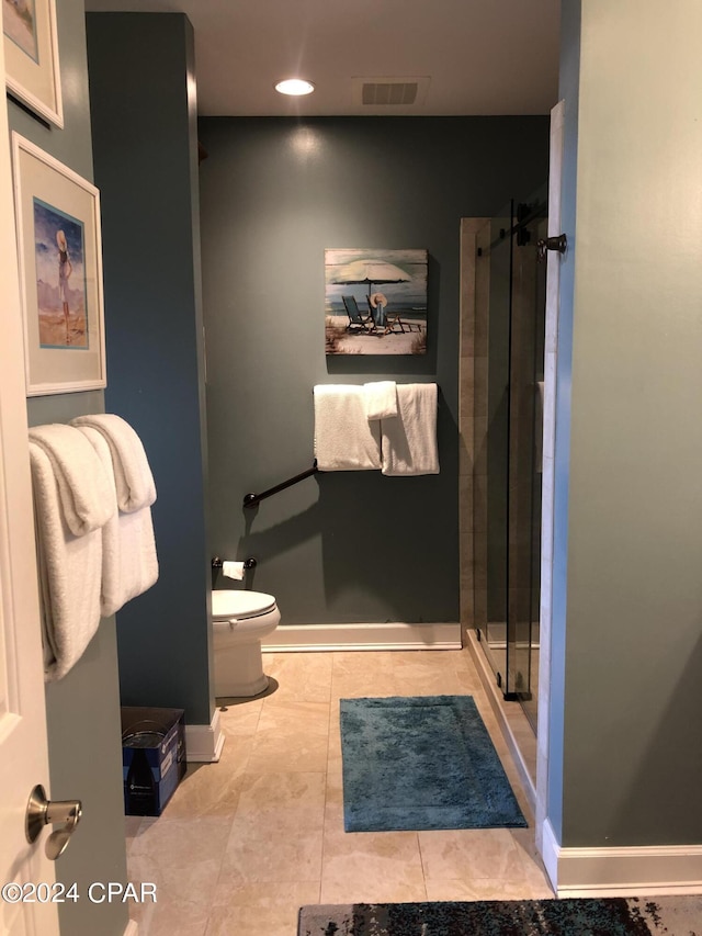 full bathroom featuring toilet, a shower stall, visible vents, and baseboards