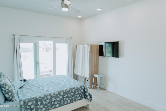 bedroom with light wood-style floors, recessed lighting, ceiling fan, and baseboards