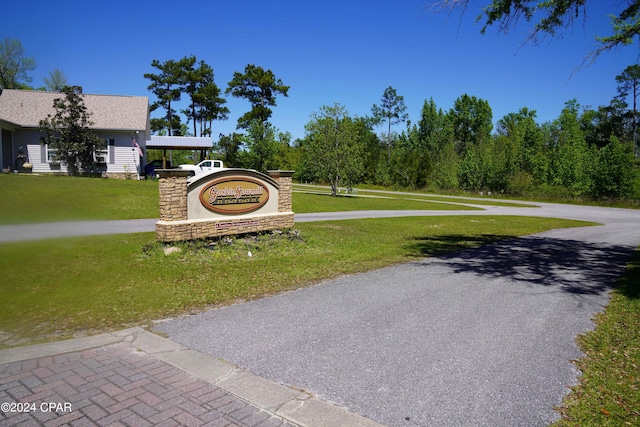 community sign with a yard