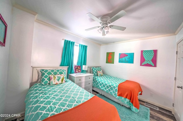 bedroom featuring ceiling fan, crown molding, and dark hardwood / wood-style floors