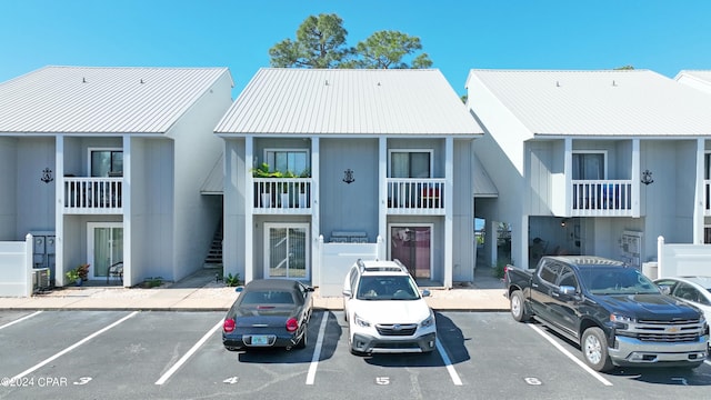 view of front of house with a balcony