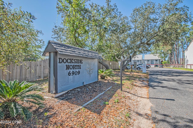 view of community / neighborhood sign