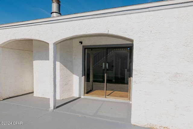 property entrance featuring stucco siding