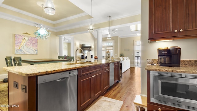 kitchen with ceiling fan, sink, stainless steel appliances, light wood-type flooring, and ornamental molding