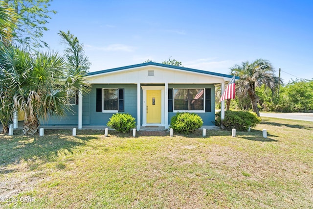 view of front facade featuring a front yard