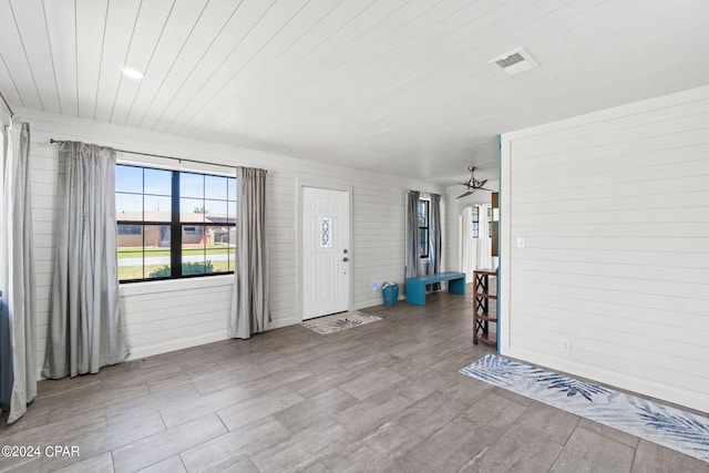 empty room featuring ceiling fan