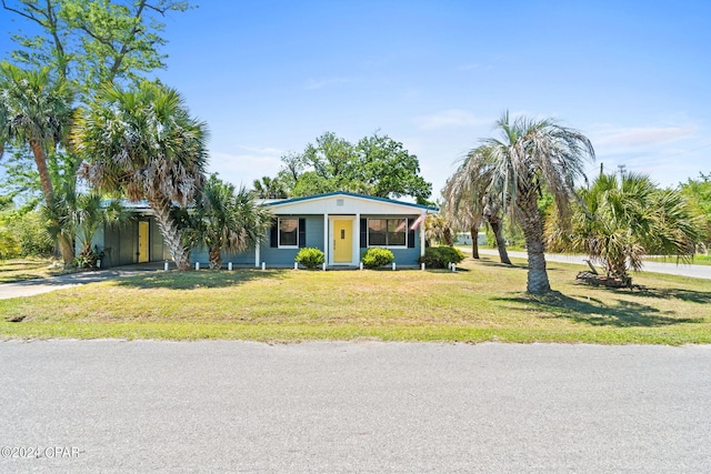 ranch-style home featuring a front lawn