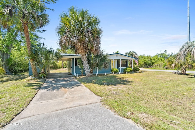 view of front of property featuring a front lawn and a carport