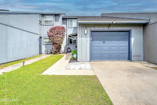 view of front facade with a garage and a front yard