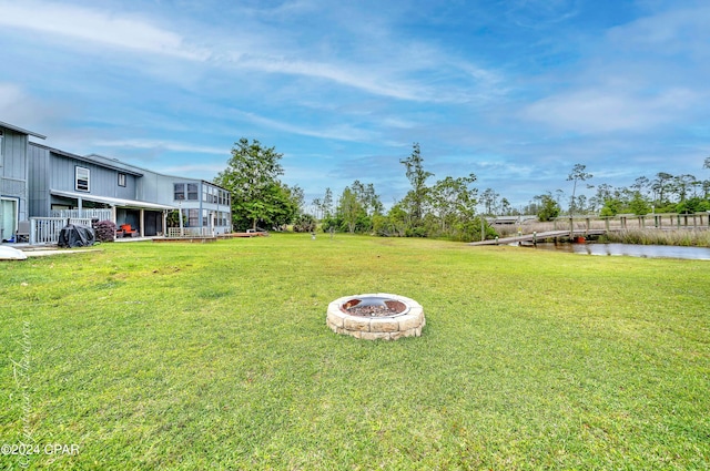 view of yard featuring a fire pit