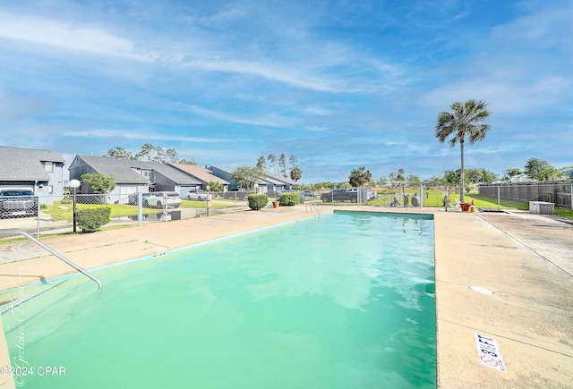 view of swimming pool