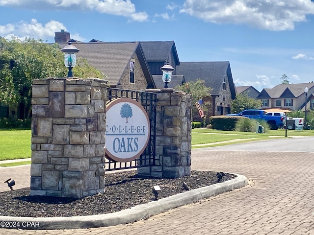community sign featuring a residential view