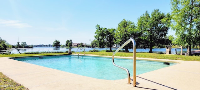 view of swimming pool