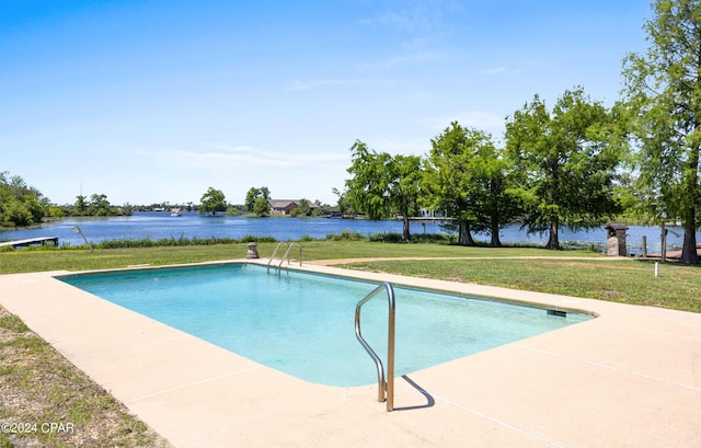 view of swimming pool featuring a lawn