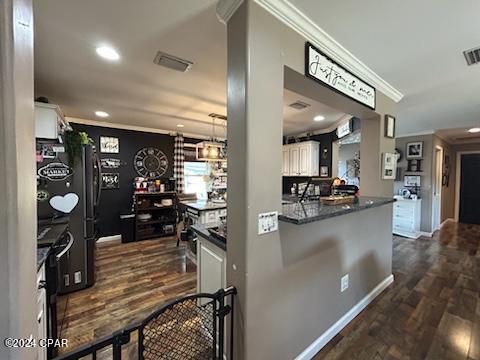 living room featuring ceiling fan, hardwood / wood-style floors, and crown molding