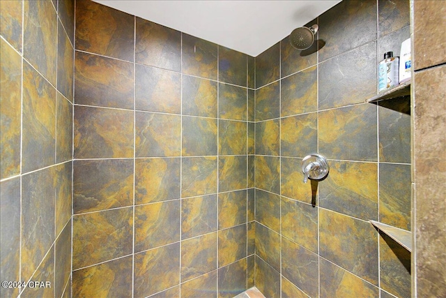 bathroom featuring tiled shower