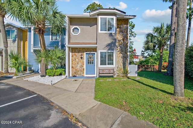 view of front facade featuring a front lawn