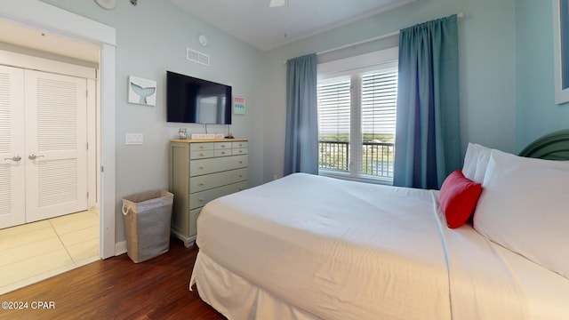 bedroom with dark wood-style flooring, visible vents, and a ceiling fan