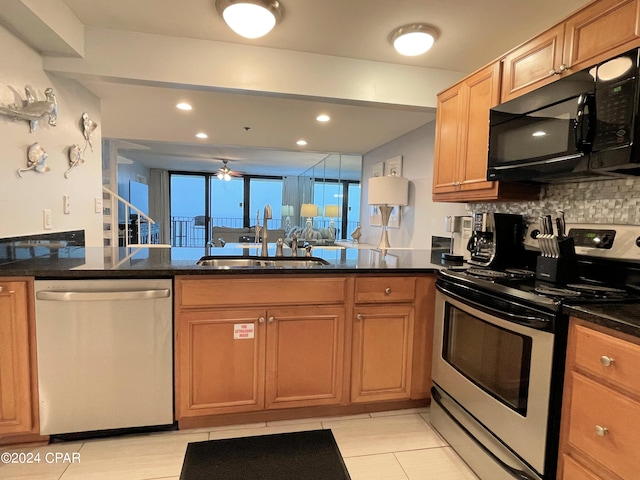 kitchen featuring appliances with stainless steel finishes, kitchen peninsula, ceiling fan, and sink