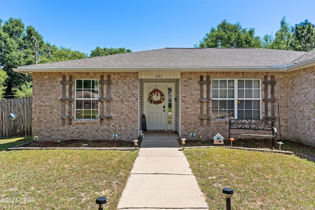 single story home featuring a front yard