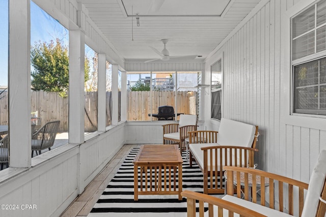 sunroom with ceiling fan