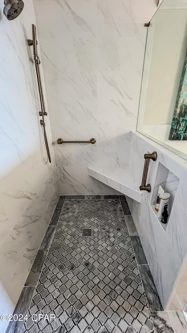 bathroom featuring a tile shower