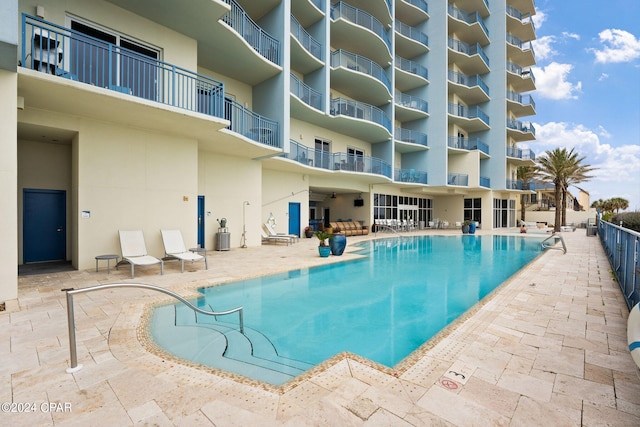 view of swimming pool featuring a patio