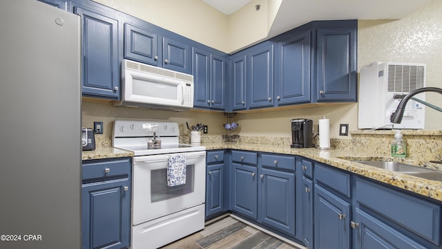 kitchen featuring sink, white appliances, dark hardwood / wood-style floors, and blue cabinetry