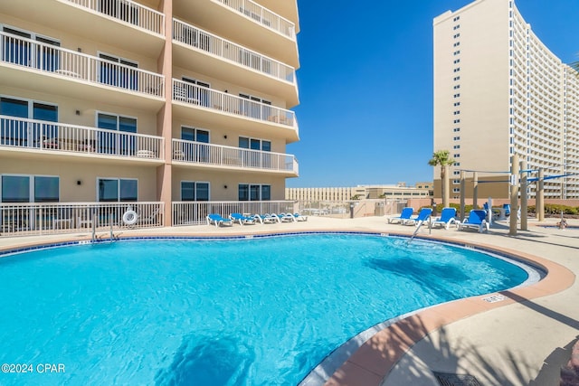 view of swimming pool