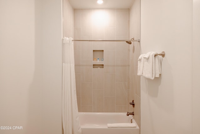 bathroom with shower / tub combo