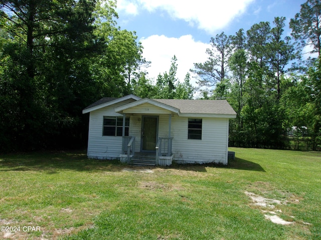 view of front facade featuring a front yard