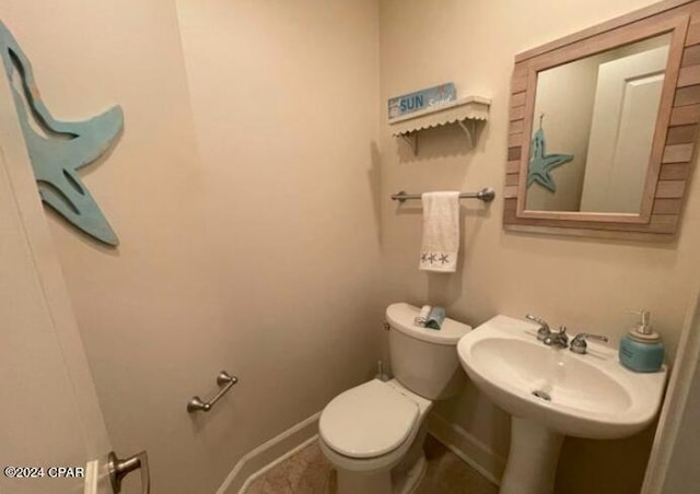 bathroom featuring toilet and sink