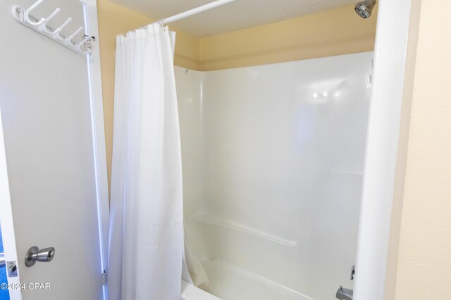 bathroom featuring shower / tub combo