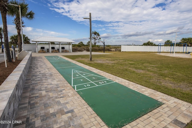 view of property's community featuring a yard