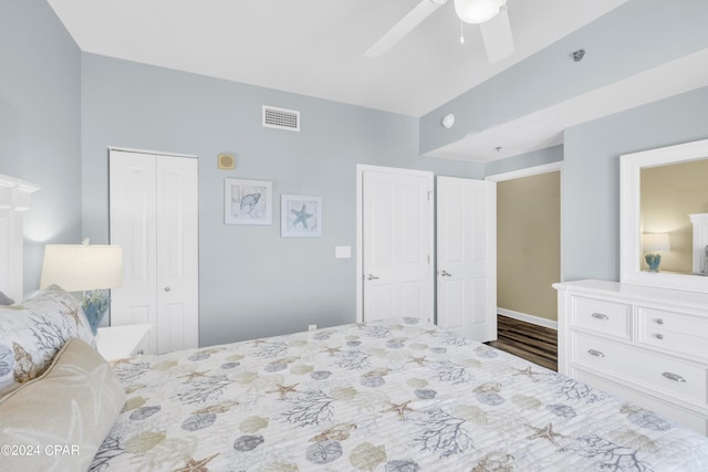 bedroom featuring dark hardwood / wood-style flooring, ceiling fan, and a closet