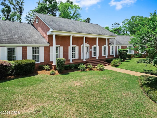 view of front facade with a front lawn