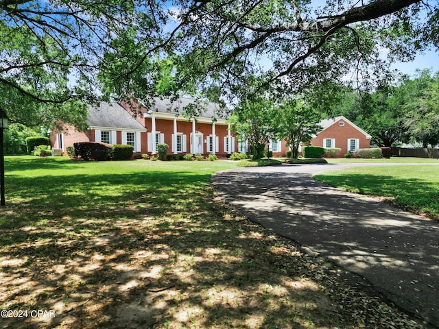 view of front facade with a front lawn