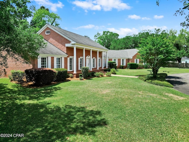 view of front facade featuring a front yard