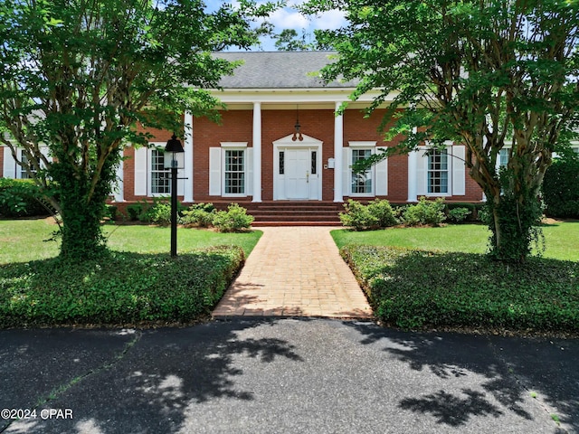 view of front facade featuring a front lawn