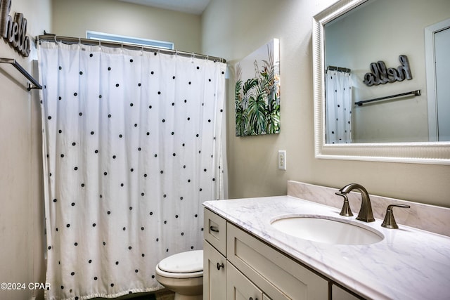 bathroom featuring a shower with curtain, vanity, and toilet