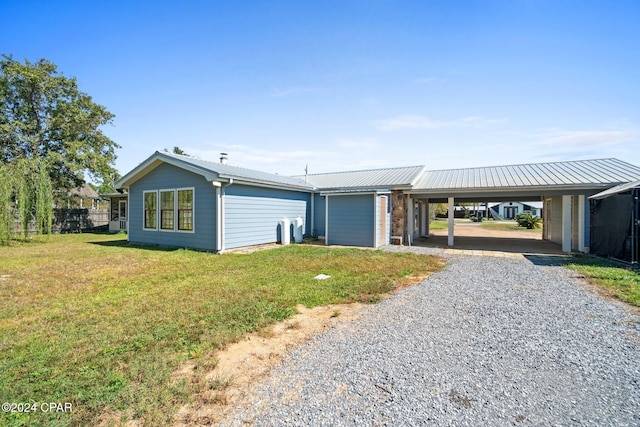 ranch-style home featuring a front lawn and a carport