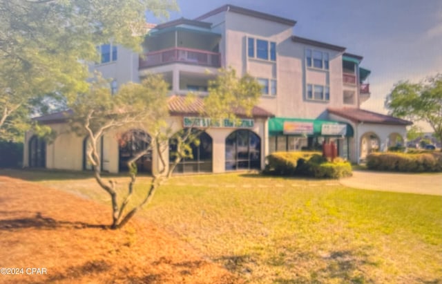 view of front of property with a front yard