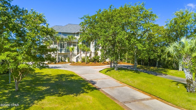 view of property's community featuring a lawn