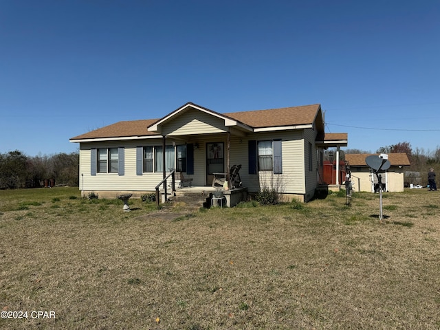 view of front of home featuring a front lawn