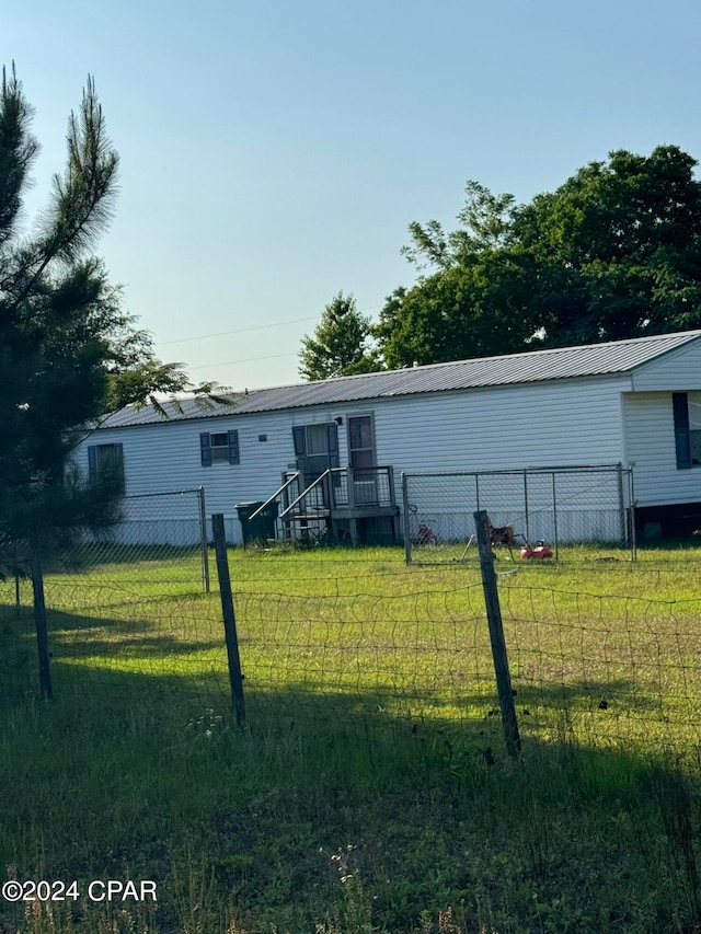 view of front of house featuring a front yard