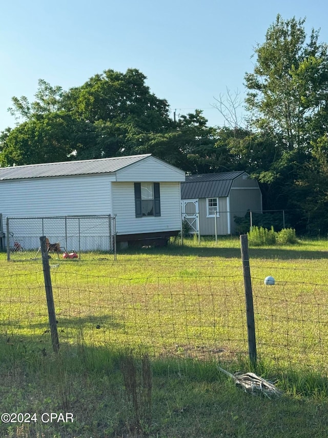 view of yard with a storage unit