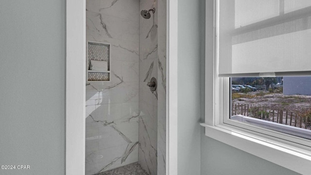 bathroom featuring a tile shower